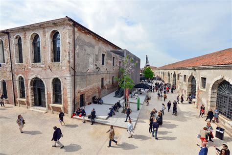 “È il vento che fa il cielo. La Biennale di Venezia sulle 